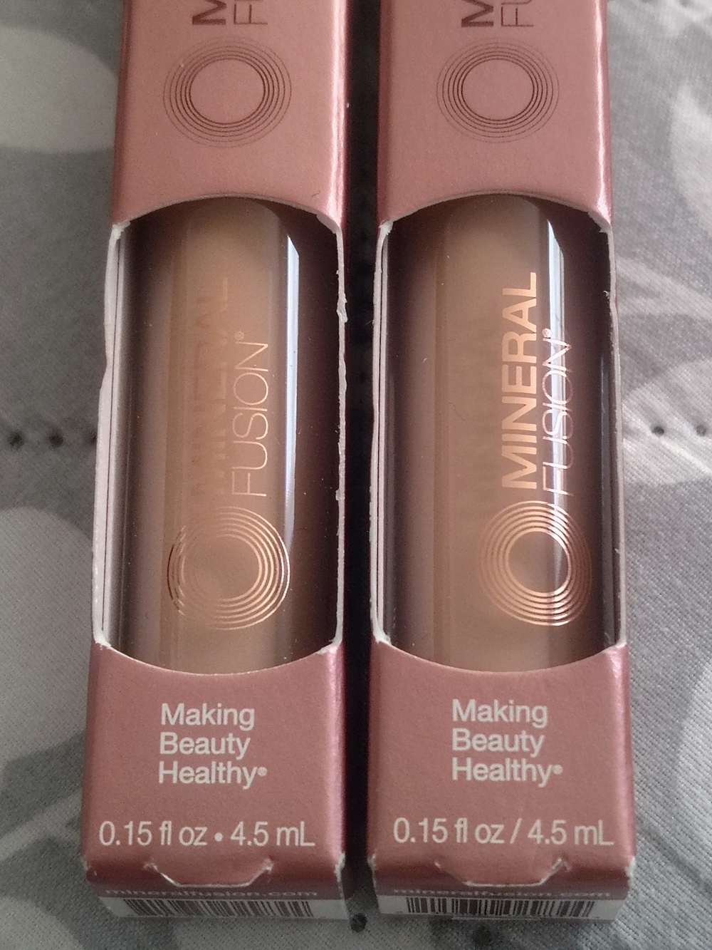 Mineral Fusion Hydro Shine Lip Gless in Barcelona